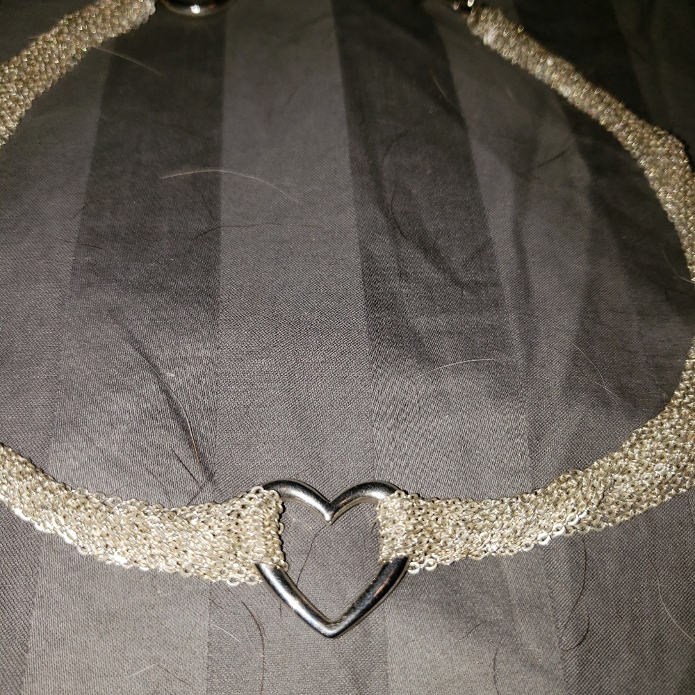 Floating heart choker
